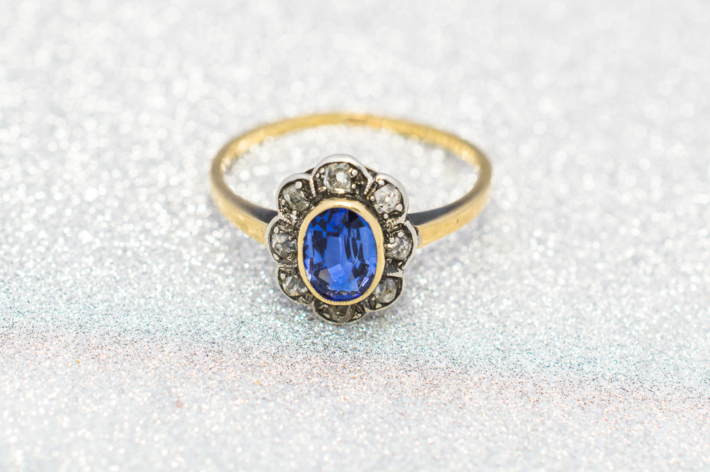 Prsten s modrým kamenem a brilianty